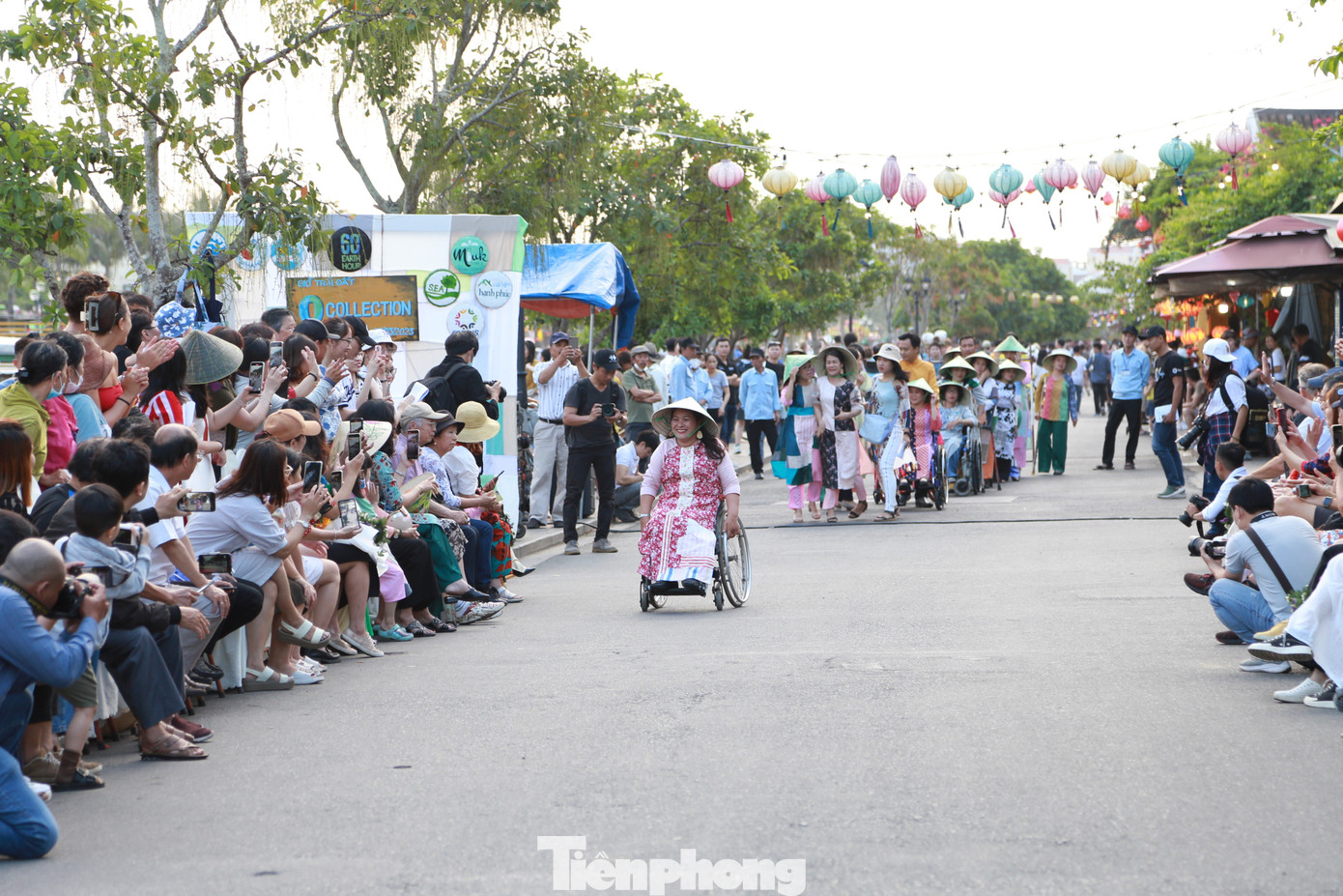 Chiều 25/3, UBND TP Hội An phối hợp với CLB Vì môi trường Hội An (S.E.A Club), Trung tâm Nghiên cứu và Hỗ trợ hoà nhập cộng đồng (CORMIS) và Cửa tiệm Hạnh phúc tổ chức trình diễn bộ sưu tập thời trang tái chế “O Collection by Miukstyle_shop" hưởng ứng Giờ Trái đất năm 2023. Ảnh: Giang Thanh