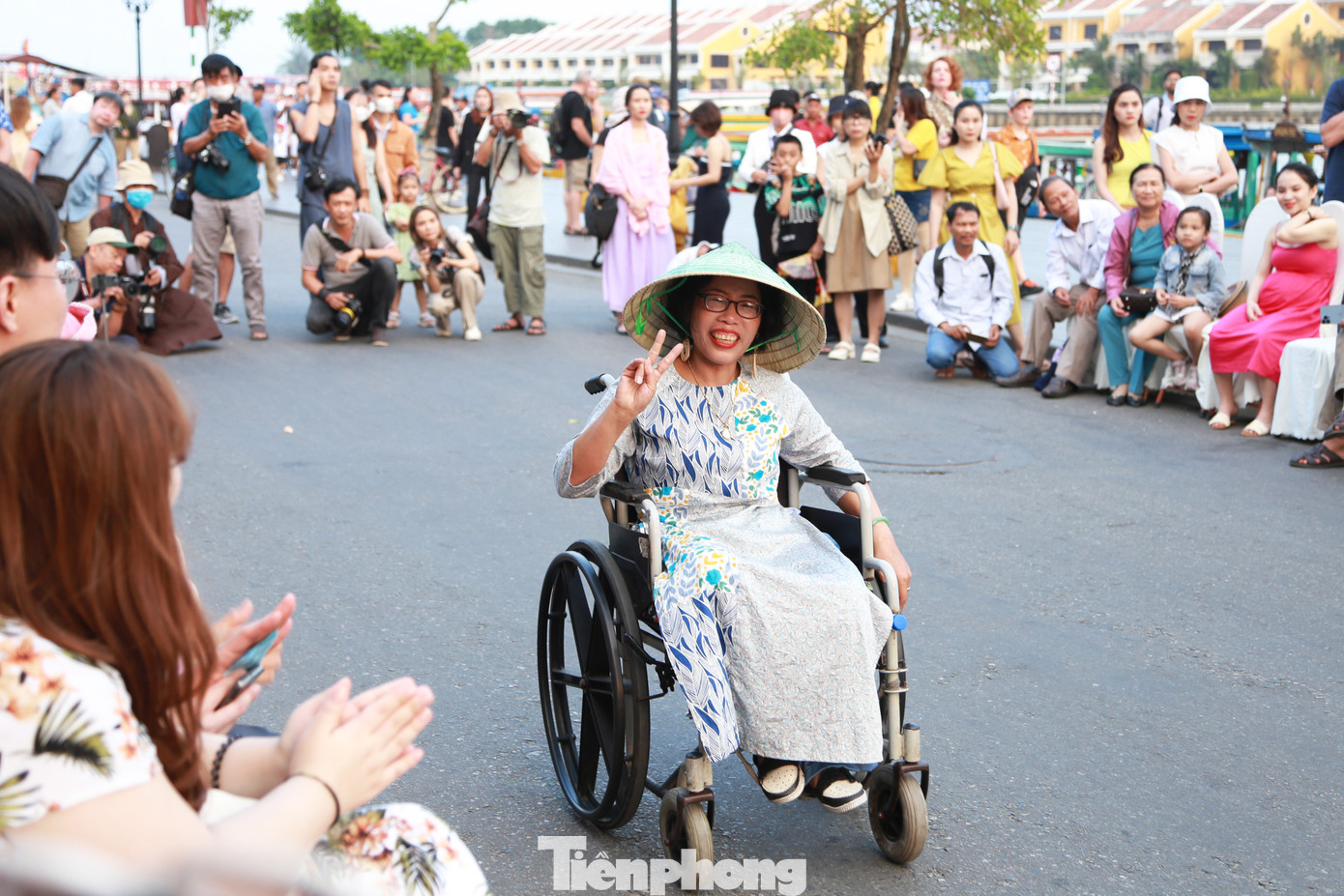 Theo BTC, đây là dịp để chia sẻ những câu chuyện về nỗ lực giảm phát thải tại địa phương, biến rác thành tài nguyên, tạo sinh kế và thúc đẩy nền kinh tế tuần hoàn của đô thị cổ Hội An theo một cách rất riêng. Hơn nữa, đây là cơ hội để các chị em khuyết tật chia sẻ trực tiếp câu chuyện tái chế rác thải của họ.