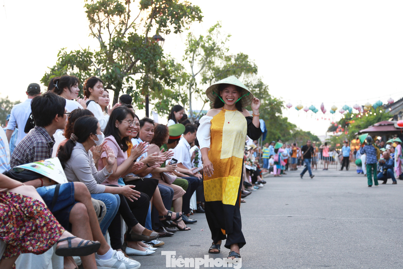 Những người mẫu đặc biệt của buổi trình diễn là các chị em khuyết tật đang làm việc tại CORMIS và Cửa tiệm hạnh phúc. Đây là những người phụ nữ nghị lực, thầm lặng làm công việc tái chế, góp phần giảm thiểu rác thải ra môi trường.