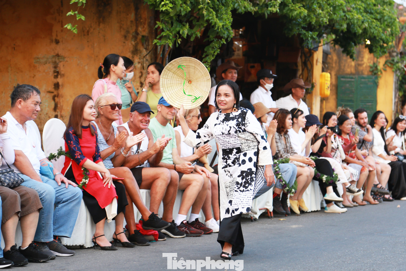 Theo chị Phan Ngọc Xuân Thảo, “O Collection” lấy cảm hứng từ phương thức hàn gắn gốm vỡ bằng vàng Kintsugi (Nhật Bản) với thông điệp, gốm vỡ vẫn mang trong mình những giá trị tốt đẹp, chỉ cần biết cách để hàn gắn, tạo ra những giá trị mới mẻ.