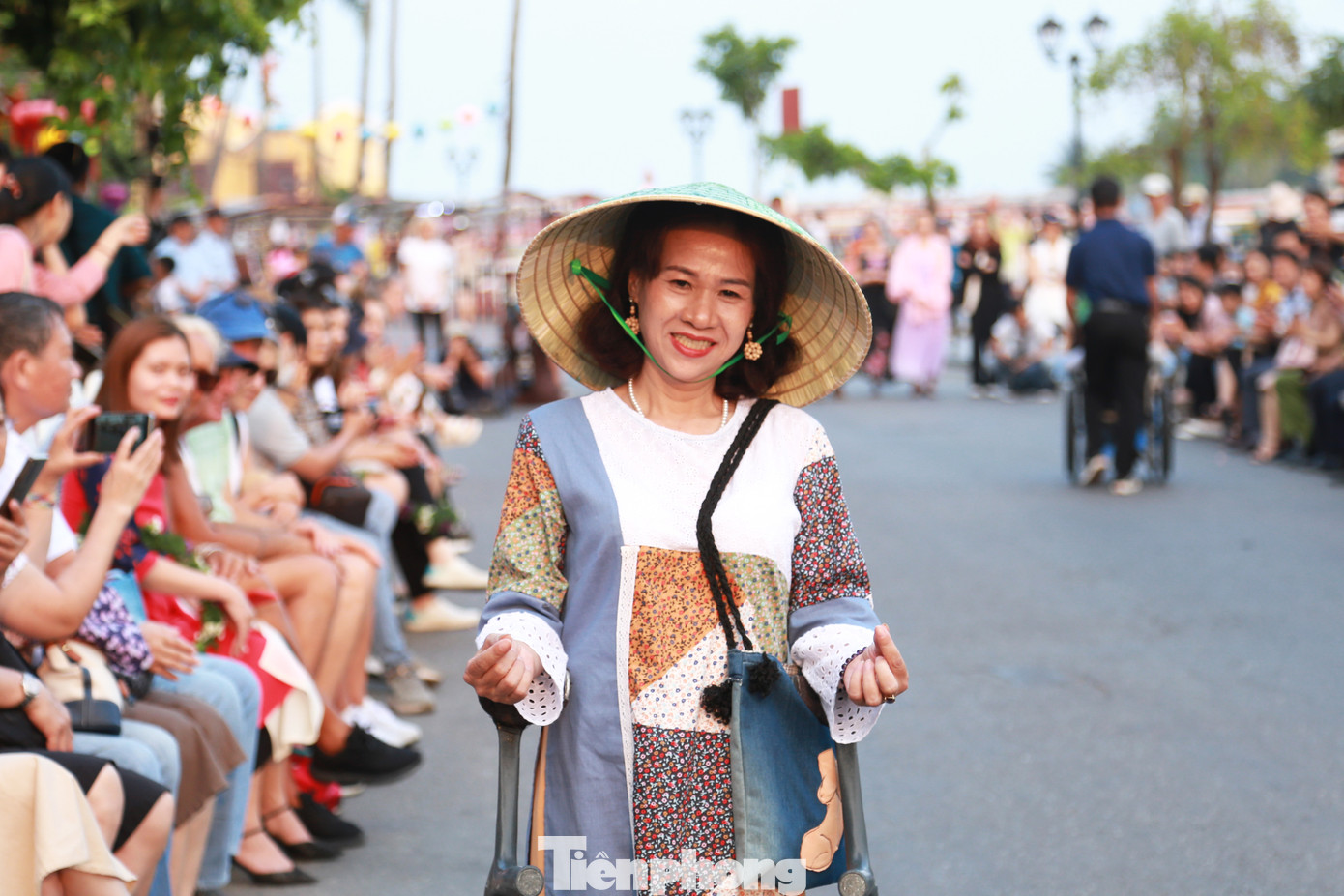 Chị Phan Thị Hồng Nga (50 tuổi, đến từ Quảng Ngãi) rạng rỡ trình diễn trang phục áo dài. Là thành viên của CORMIS từ năm 2018, chị Nga khởi nghiệp từ những sản phẩm tái chế. “Được đến đây, trình diễn bộ áo dài xinh đẹp này, tôi rất vui và tự hào. Chúng tôi mong muốn truyền cảm hứng về công việc tái chế, góp phần bảo vệ tài nguyên, bảo vệ môi trường đến tất cả mọi người”, chị Nga nói.