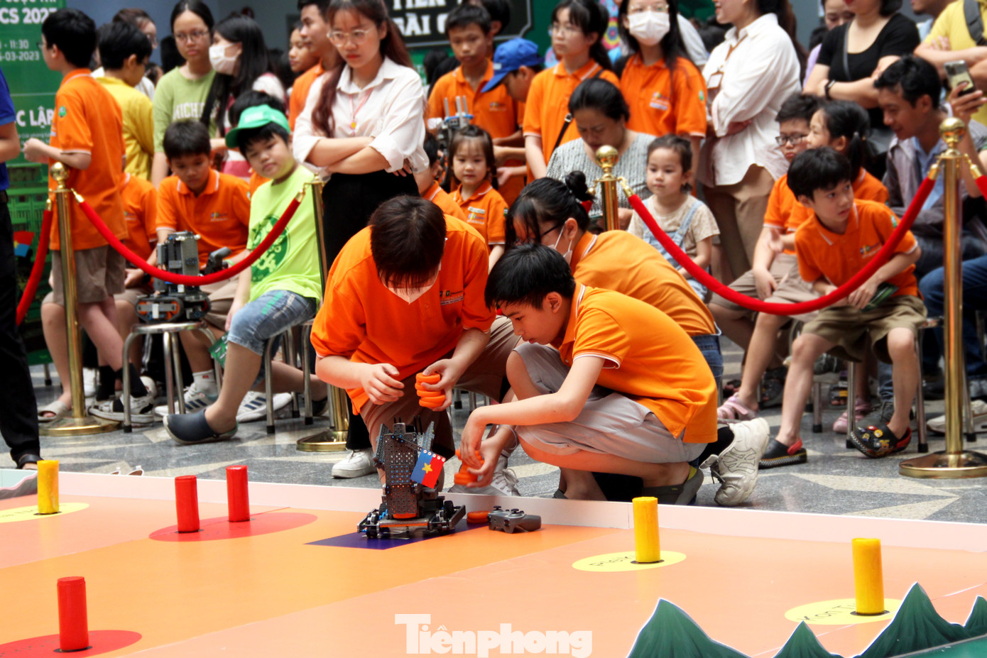 Mỗi trận đấu có 2 đội thi cùng phối hợp tác chiến để tiêu diệt các cứ điểm và tiến về Dinh Độc Lập. Thời gian thi đấu là 3 phút 4 giây (mang ý nghĩa là ngày 30/4/1975). Các đội thi phải tiêu diệt toàn bộ các cứ điểm trên sa hình, sau đó mới có thể tiến về khu vực Dinh Độc Lập, húc đổ cổng và leo lên vị trí Chiến thắng.