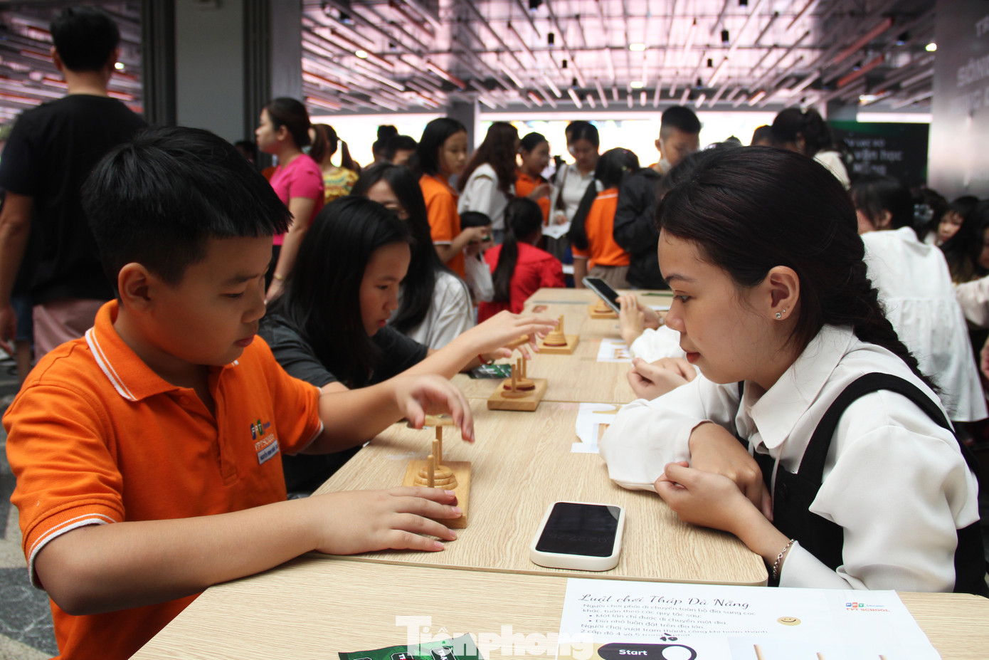 Bên cạnh kiến thức lịch sử, mỗi trạm là một trò chơi công nghệ như: các trò chơi trượt số tư duy logic, trò chơi thực tế ảo, in 3D khắc lazer, lắp ghép gỗ Tháp Đà Nẵng, trải nghiệm lập trình robot ảo, trải nghiệm trò chơi điện tử trên nền tảng robolox, thiết kế thuyền buồm có đèn chiếu sáng để vận chuyển vật liệu, vũ khí chiến đấu tại “lá chắn thép” Phan Rang, chế tạo vũ khí máy bắn đá và tên lửa cồn… Nội dung của các trò chơi cũng được xây dựng trên diễn biến các chiến dịch lịch sử trong chiến dịch mùa xuân năm 1975.