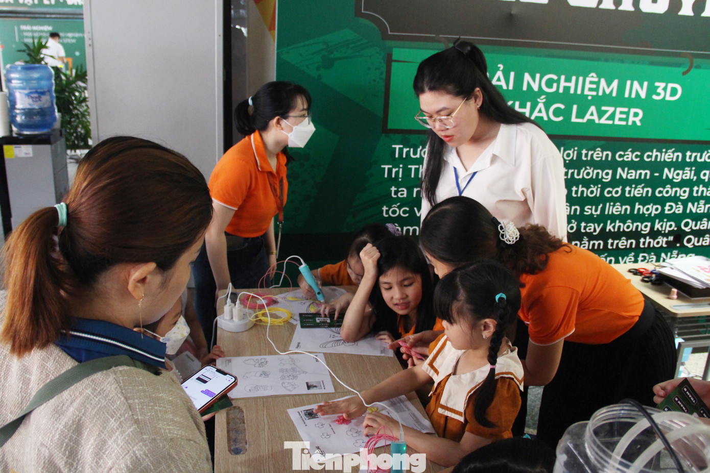 Tại mỗi trạm, học sinh sẽ được tìm hiểu thông tin về những chiến dịch lịch sử làm nên thành công của cuộc Tổng tấn công và nổi dậy mùa xuân năm 1975 in trên pano lớn và mã QR.