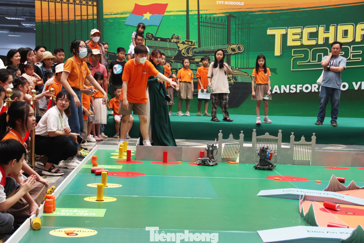 6 đội thi thi đấu vòng tròn chọn ra 3 đội có điểm cao nhất (giải Nhất, Nhì, Ba) và các giải phụ (robot tốc độ nhất, robot thiết kế sáng tạo nhất, đội thi ấn tượng nhất). Theo em Nguyễn Hà Phương (học sinh lớp 7, thành viên đội thi Robotics), để chuẩn bị cho cuộc thi, đội thi mất khoảng 1 tuần để lập trình và hoàn thiện robot. "Ngoài việc sáng tạo robot, chúng em cũng tìm hiểu thêm về cuộc Tổng tiến công và nổi dậy mùa xuân năm 1975 để nghiên cứu về các trạm. Việc kết hợp kiến thức lịch sử trong các cuộc thi công nghệ như thế này giúp học sinh cảm thấy môn lịch sử hấp dẫn hơn, dễ ghi nhớ hơn", Phương nói.