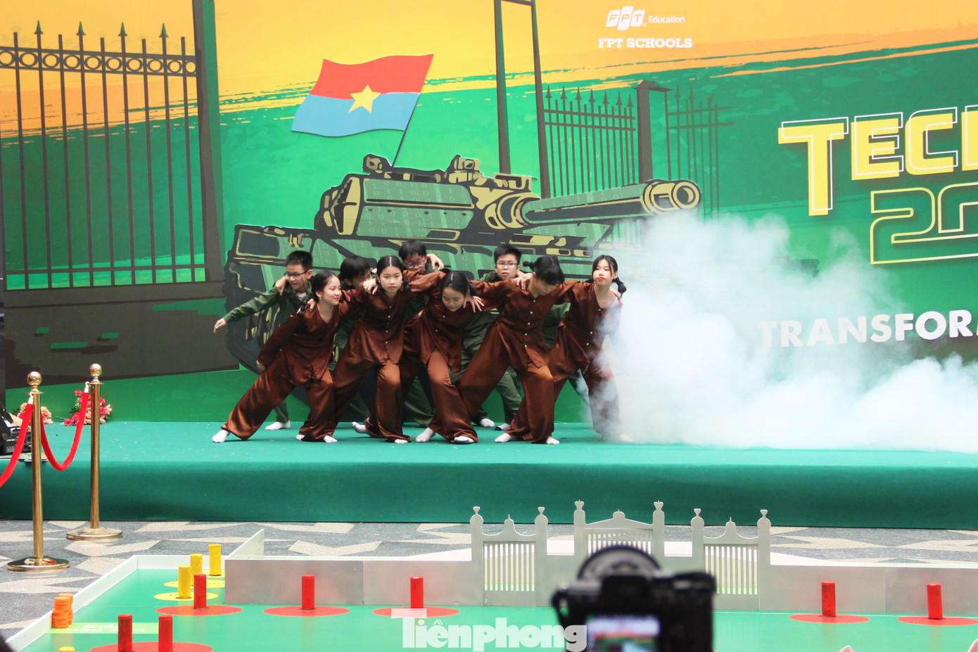 Cùng với các hoạt động trải nghiệm, vòng Chung kết FSchool Stempetition cơ sở cũng diễn ra sôi nổi với 10 đội dự thi. Top 5 đội thi xuất sắc nhất sẽ bước tiếp vào Chung kết Fschools Stempetition toàn quốc vào tháng 4/2023.