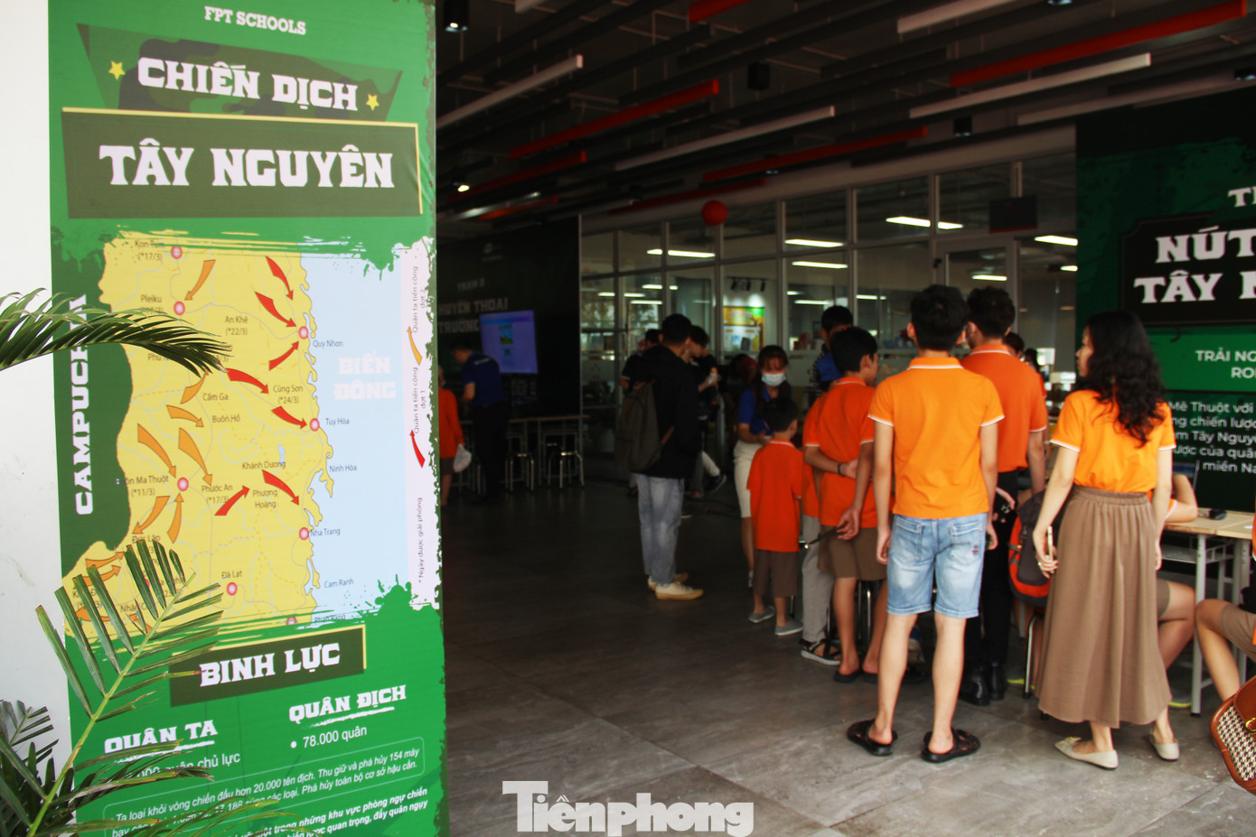 Không gian Ngày hội được chia làm 8 trạm với các chủ đề theo tiến trình lịch sử của cuộc Tổng tấn công và nổi dậy mùa xuân năm 1975, gồm: Nút thắt Tây Nguyên, Huyền thoại Trường Sơn, Chiến dịch Trị Thiên Huế, Sông Hàn rung chuyển, Đà Nẵng khoảnh khắc lịch sử, Lá chắn thép Phan Rang, Đập tan cánh cửa Xuân Lộc và Tiến về Sài Gòn.