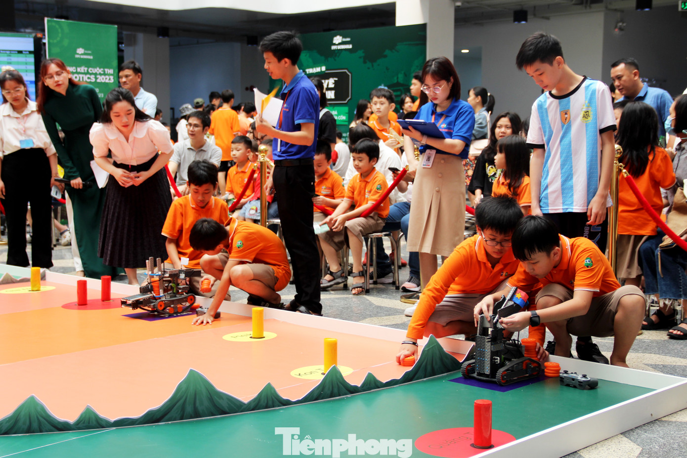 Trong khuôn khổ Ngày hội, 6 đội thi khối THCS cũng tham gia vào Vòng Chung kết Robotics. Sân thi đấu robot mô phỏng lại 3 chiến dịch lớn, gồm: Chiến dịch Tây Nguyên, Chiến dịch Huế - Đà Nẵng, Chiến dịch Hồ Chí Minh.