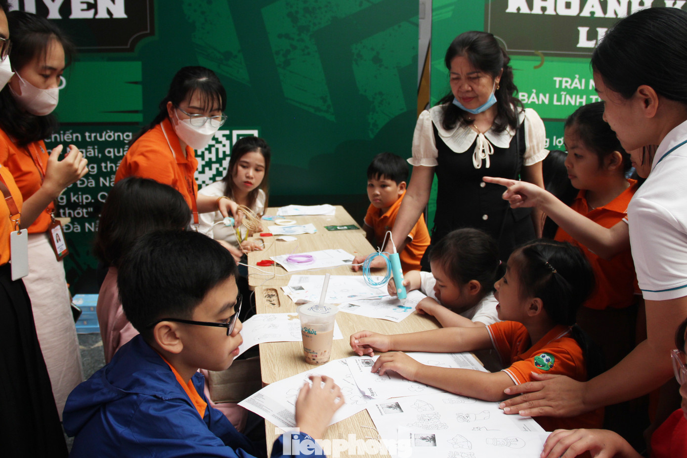 Bên cạnh kiến thức lịch sử, mỗi trạm là một trò chơi công nghệ như: các trò chơi trượt số tư duy logic, trò chơi thực tế ảo, in 3D khắc lazer, lắp ghép gỗ Tháp Đà Nẵng, trải nghiệm lập trình robot ảo, trải nghiệm trò chơi điện tử trên nền tảng robolox, thiết kế thuyền buồm có đèn chiếu sáng để vận chuyển vật liệu, vũ khí chiến đấu tại “lá chắn thép” Phan Rang, chế tạo vũ khí máy bắn đá và tên lửa cồn… Nội dung của các trò chơi cũng được xây dựng trên diễn biến các chiến dịch lịch sử trong chiến dịch mùa xuân năm 1975.