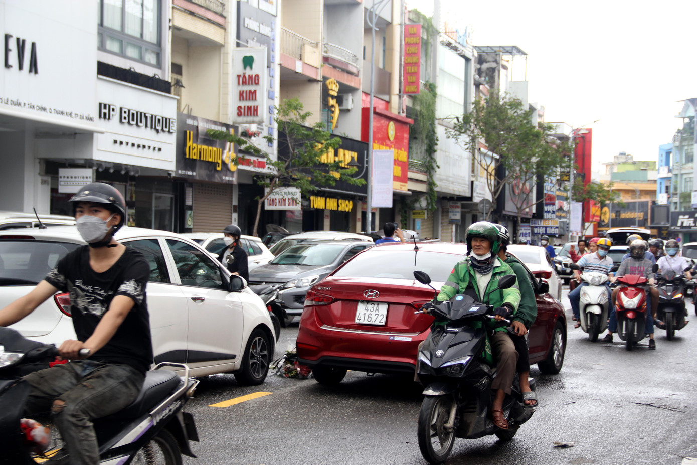 Đêm qua (14/10), Đà Nẵng ngập lụt lịch sử vì mưa lớn kéo dài. Nhiều người dân ở vùng trũng thấp cầu cứu trong đêm. Trong sáng nay, các tuyến đường lớn đều cơ bản đã rút hết nước. Người dân cùng lực lượng chức năng đang tích cực dọn dẹp.