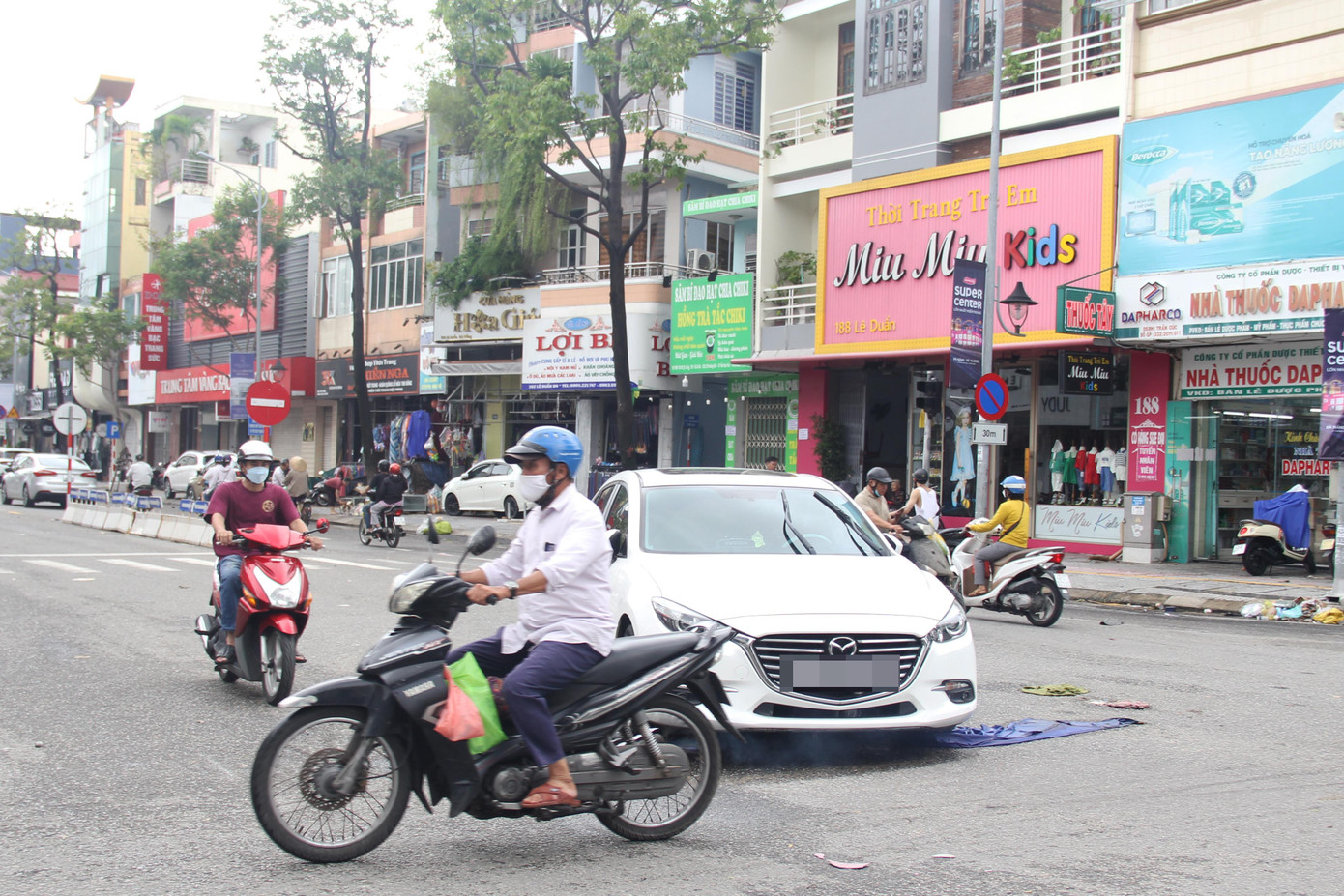 Sáng nay (15/10), trên các tuyến phố như Lê Duẩn, Nguyễn Văn Linh, Trần Phú, Bạch Đằng, Nguyễn Hữu Thọ... dễ dàng bắt gặp những chiếc xe ô tô chết máy trong dòng nước từ đêm qua nằm lại giữa đường. Ảnh: Giang Thanh