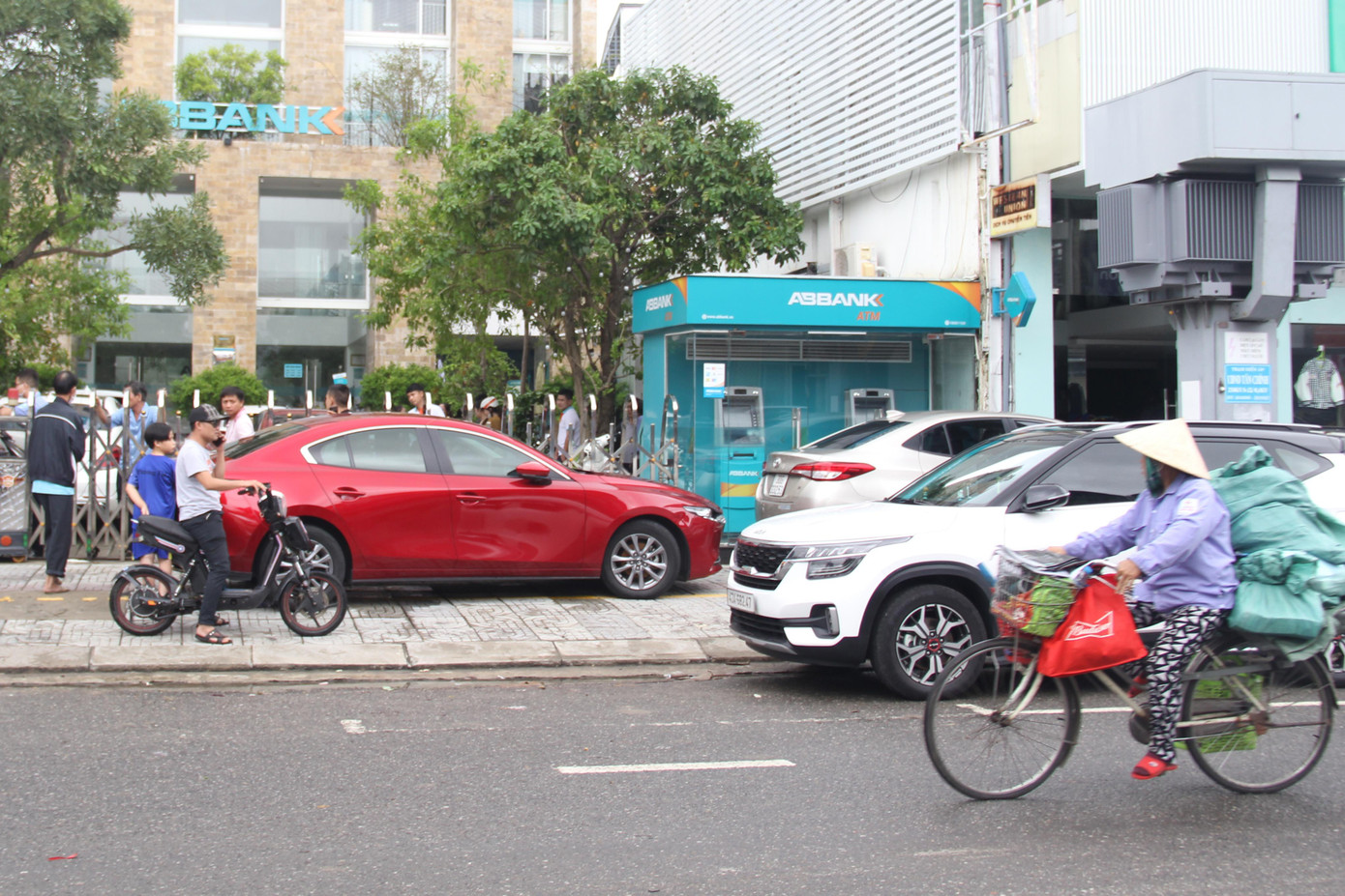 Khu vực vỉa hè đường Lê Duẩn, nhiều ô tô "án binh bất động" do chủ xe để lại trên đường.