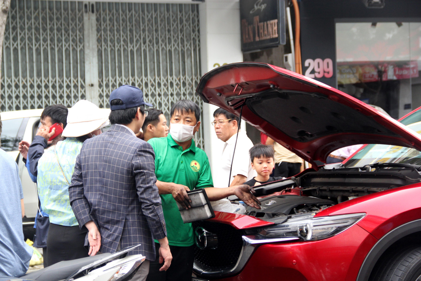 Theo anh Phạm H.T (quận Thanh Khê), sáng nay, việc gọi thợ hoặc hãng rất vất vả vì có rất nhiều ô tô bị hư hỏng nặng nề sau đêm qua. "Một số người đã gọi được, tôi thì vẫn đang chờ. Cũng mong sớm gọi được thợ để sửa xong, lái xe về, không gây ảnh hưởng đến lưu thông của tuyến đường nữa", anh T. nói.