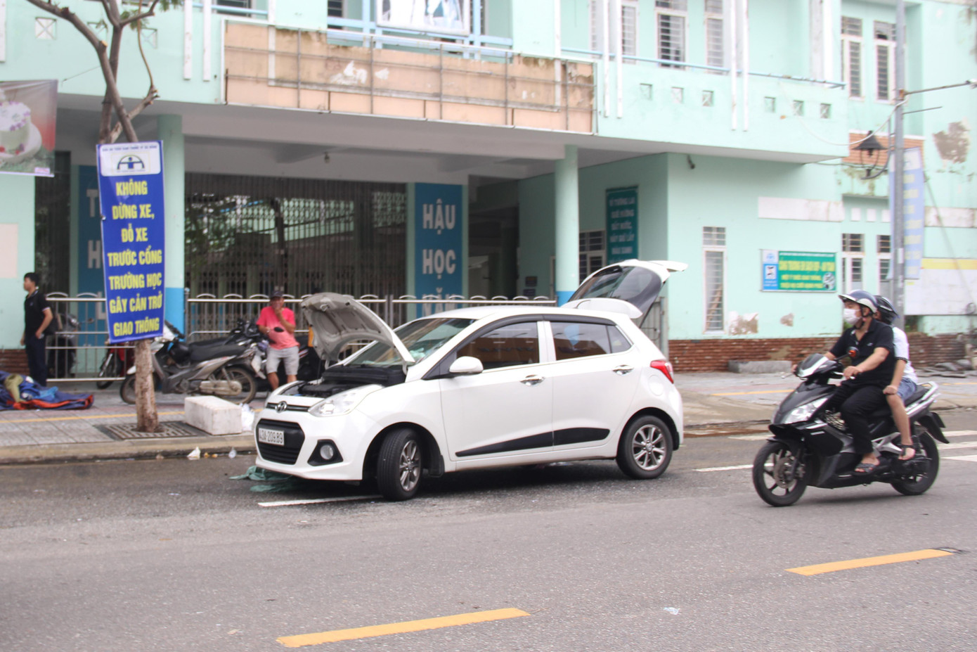 Nhiều xe đỗ rải rác bên lề đường, tuy nhiên, cũng rất nhiều xe chết máy nằm la liệt giữa các tuyến phố