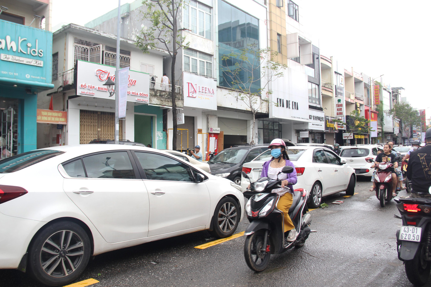 Vì nhiều xe ô tô "nằm lại" nên tuyến đường Lê Duẩn ùn tắc cục bộ. Người dân chật vật di chuyển giữa những lối hẹp mà các xe ô tô chừa lại. Một loạt xe chết máy nằm san sát.