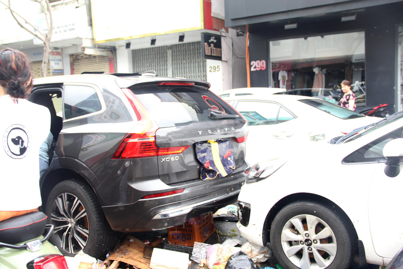 Ở một đoạn đường Lê Duẩn (quận Thanh Khê), những chiếc xe ô tô nằm lại san sát, rác theo dòng nước cũng mắc lại xung quanh.