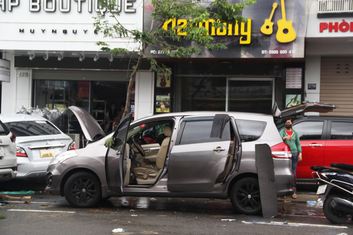 Một chiếc xe được chủ xe mở toang các cửa để hong khô nội thất trong khi chờ lực lượng cứu hộ ô tô tiếp cận.