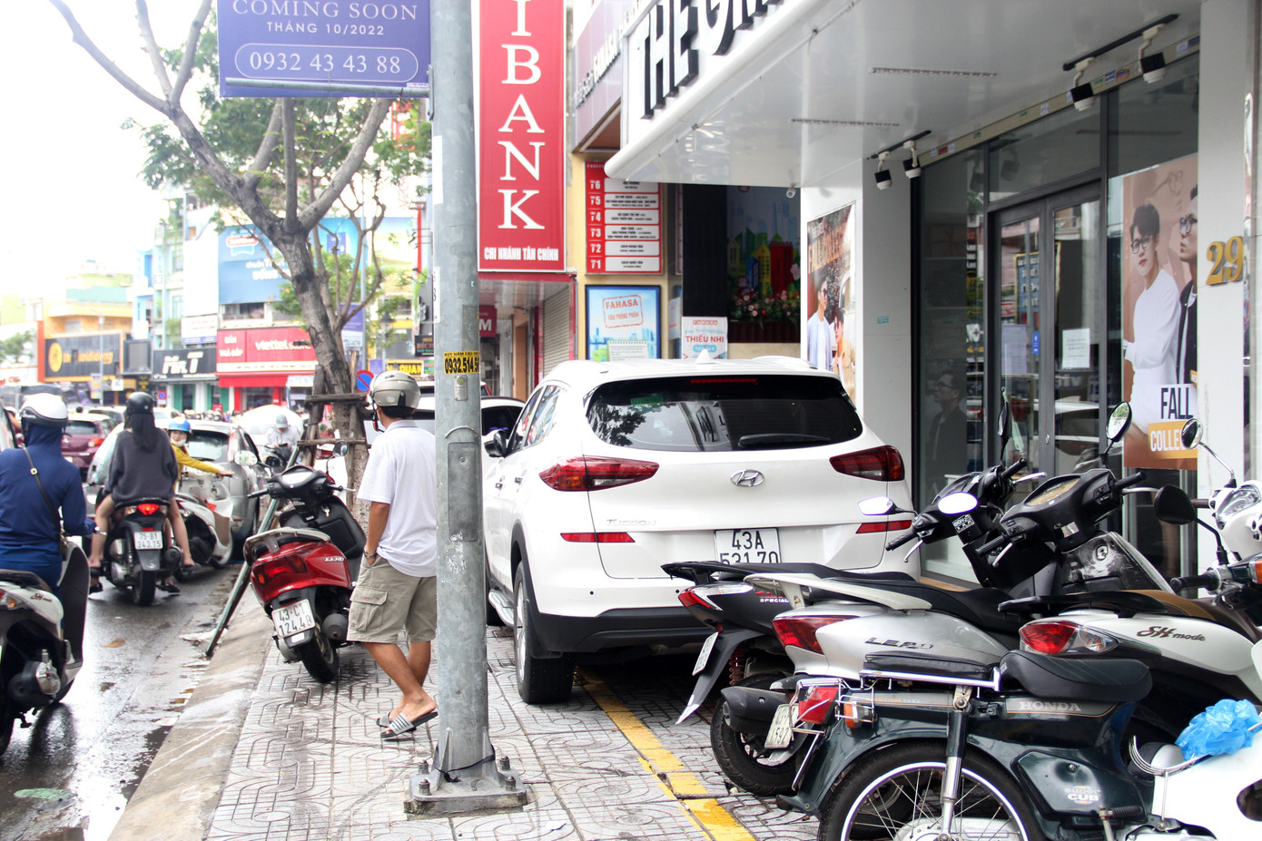 Nhiều chủ xe cố leo lề để tránh dòng nước, tuy nhiên vẫn không tránh khỏi tình trạng ngâm nước xuyên đêm.