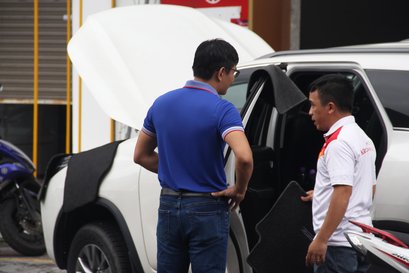 Trong sáng nay, một vài chủ xe may mắn gọi được thợ và cứu hộ để sửa chữa ngay trên đường.