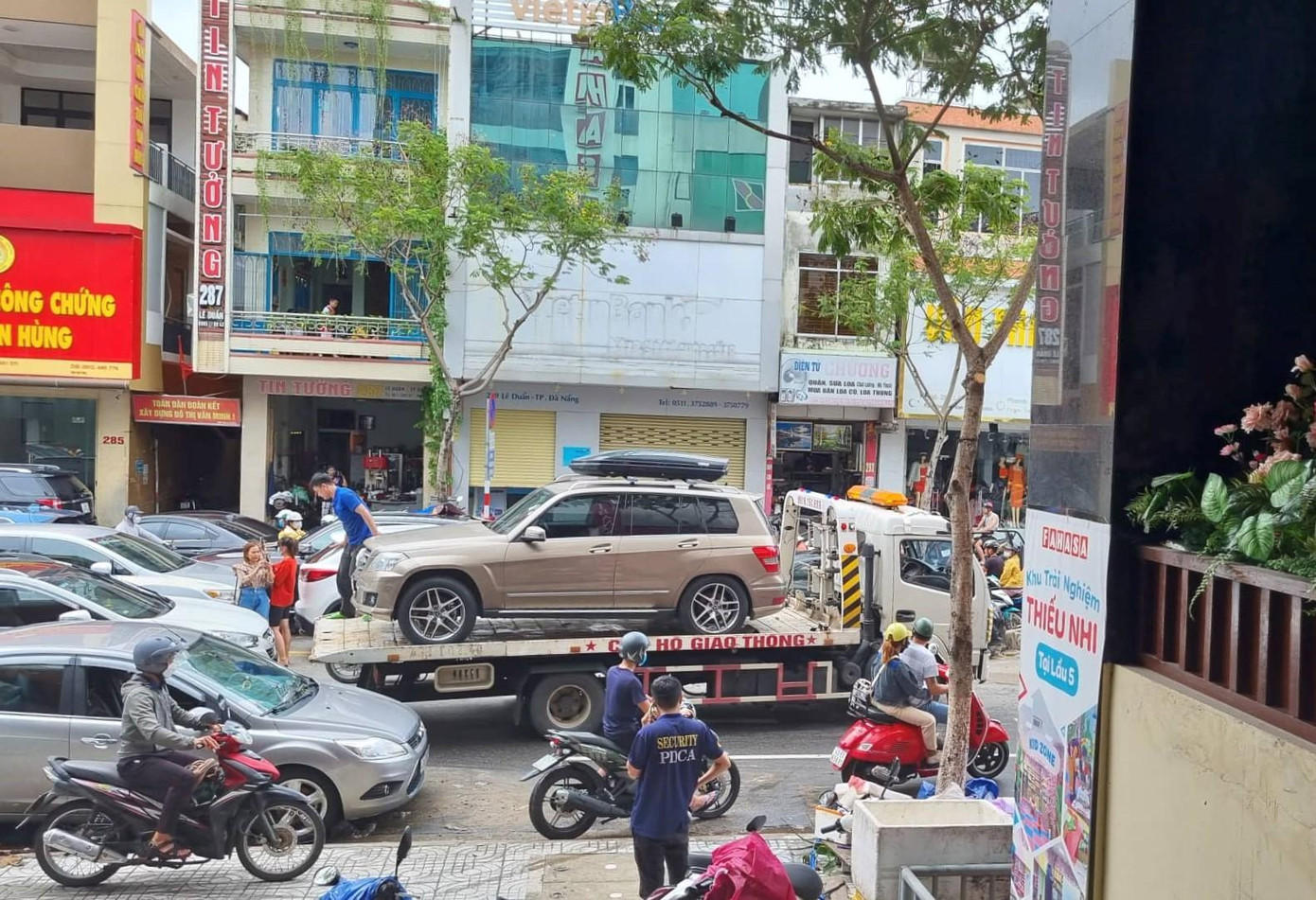 Lực lượng cứu hộ giao thông có mặt để hỗ trợ các chủ xe di dời xe ra khỏi các tuyến đường.