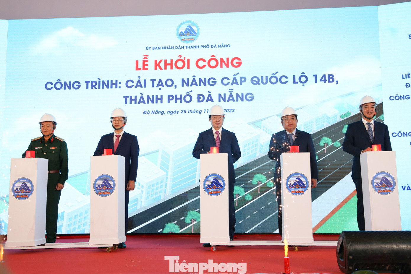 Phó Thủ tướng Chính phủ Trần Hồng Hà bấm nút khởi công dự án Cải tạo, nâng cấp Quốc lộ 14B đoạn qua địa phận Đà Nẵng. (Ảnh: Giang Thanh)