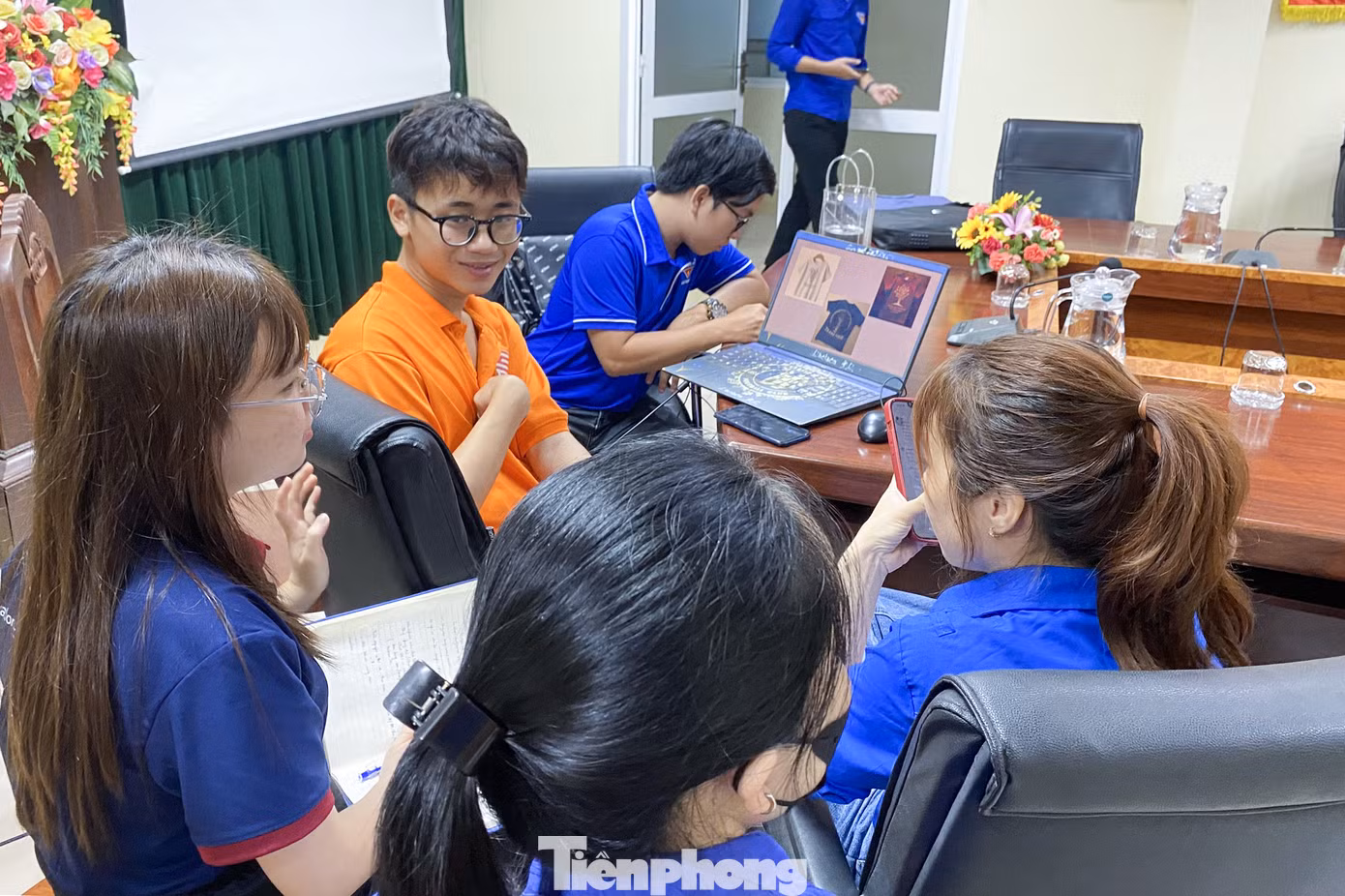 Các nhóm lên ý tưởng và thực hiện sản phẩm truyền thông cho một hoạt động tình nguyện