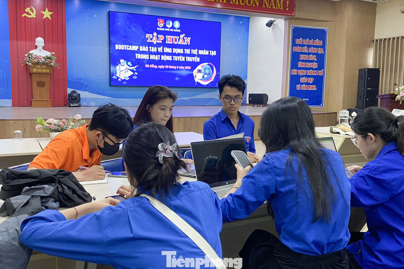 Các nhóm lên ý tưởng và thực hiện sản phẩm truyền thông cho một hoạt động tình nguyện Các nhóm lên ý tưởng và thực hiện sản phẩm truyền thông cho một hoạt động tình nguyện