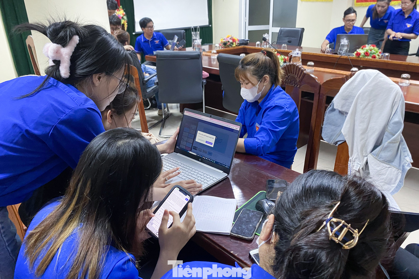 Các nhóm lên ý tưởng và thực hiện sản phẩm truyền thông cho một hoạt động tình nguyện Các nhóm lên ý tưởng và thực hiện sản phẩm truyền thông cho một hoạt động tình nguyện