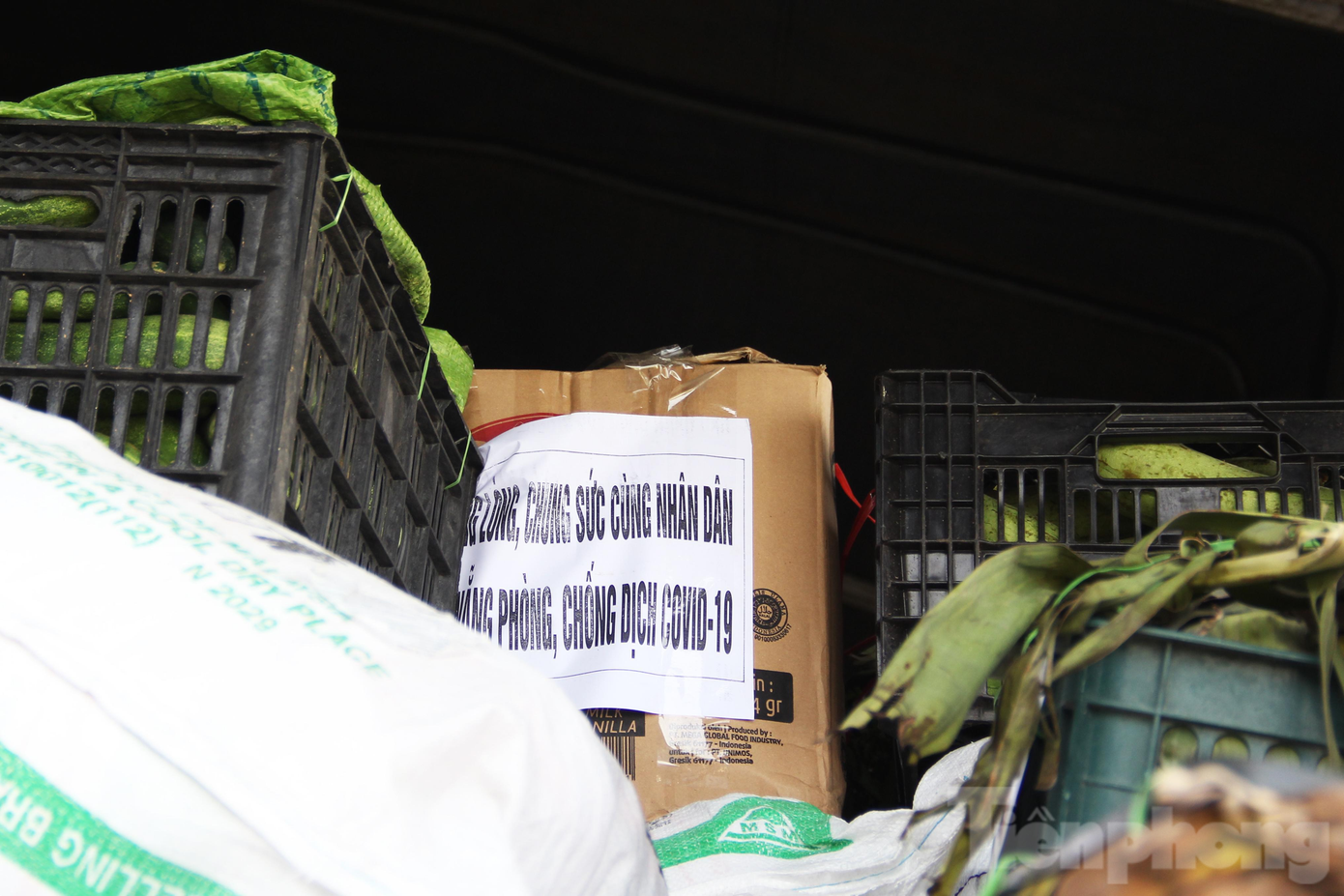 Các thùng xe đầy ắp rau, củ tươi, các loại nhu yếu phẩm như: nước mắm, dầu ăn, bột ngọt, mì tôm... cùng 5 tấn gạo được chia đều để phát về cho người dân các phường bị phong tỏa.