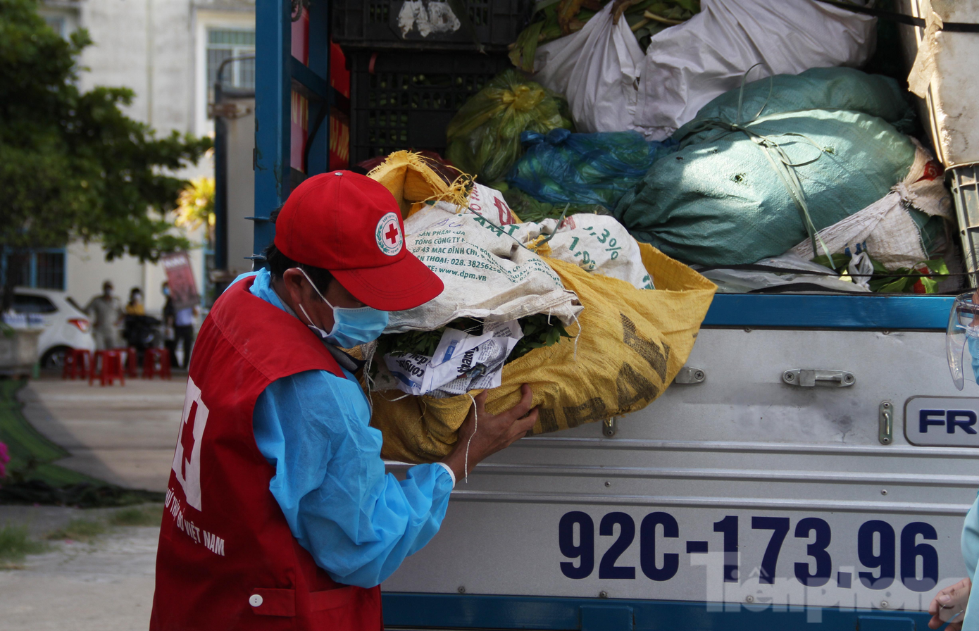 Theo Chủ tịch Hội Chữ thập đỏ huyện Đại Lộc, đây mới là chuyến hàng đầu tiên hỗ trợ Đà Nẵng, địa phương sẽ tiếp tục kêu gọi, tiếp nhận sự ủng hộ từ người dân và tiếp tục những chuyến hàng hỗ trợ cho đến khi Đà Nẵng vượt qua đại dịch.