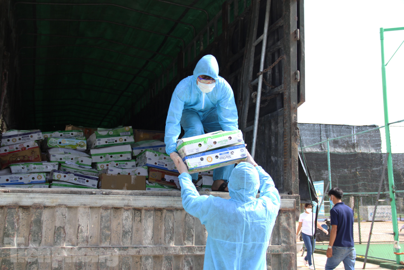 Cũng trong sáng nay, 1.000 suất quà gồm các loại rau rừng, ớt chuông, cà chua, khoai, bí, đậu, rau cải... (trị giá 300 triệu đồng) cũng được các Công ty tại Kon Tum ủng hộ và vận chuyển về hỗ trợ vùng phong tỏa ở Đà Nẵng.