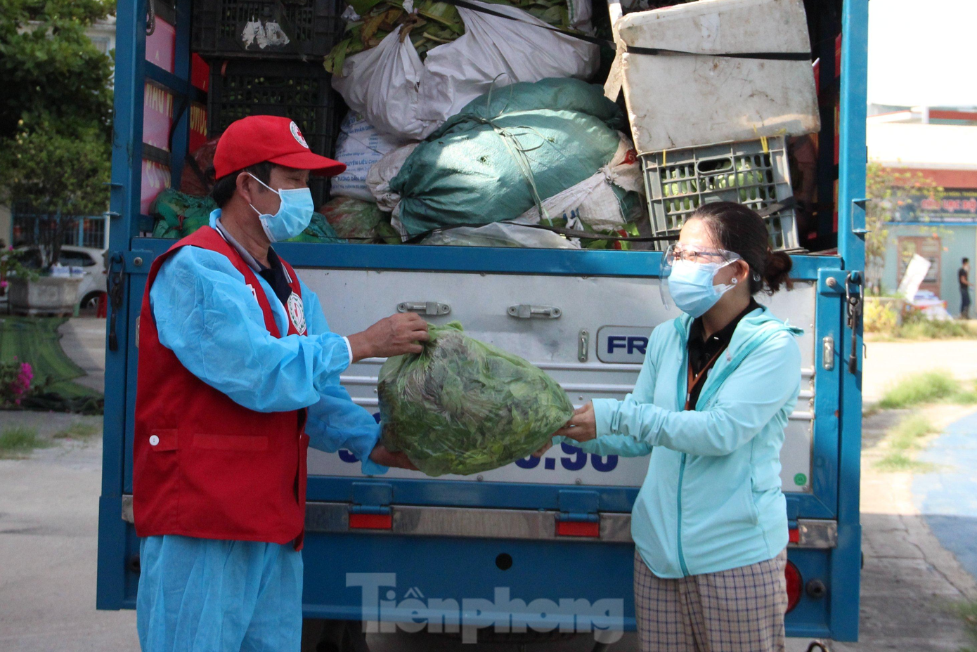 Bà Nguyễn Thị Thu Hà, Phó Chủ tịch Ủy ban MTTQ Việt Nam quận Sơn Trà, thay mặt người dân đang bị cách ly, phong tỏa nhận sự hỗ trợ của nhân dân Quảng Nam, đồng thời, gửi lời cảm ơn đến tấm lòng của người dân Quảng Nam dành cho Đà Nẵng.