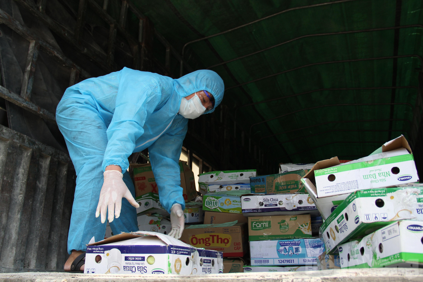 Rau, củ, quả được đóng gói thành từng suất trong hộp giấy nhằm tiện lợi cho chính quyền địa phương trong quá trình vận chuyển và phân phát đến các hộ gia đình.