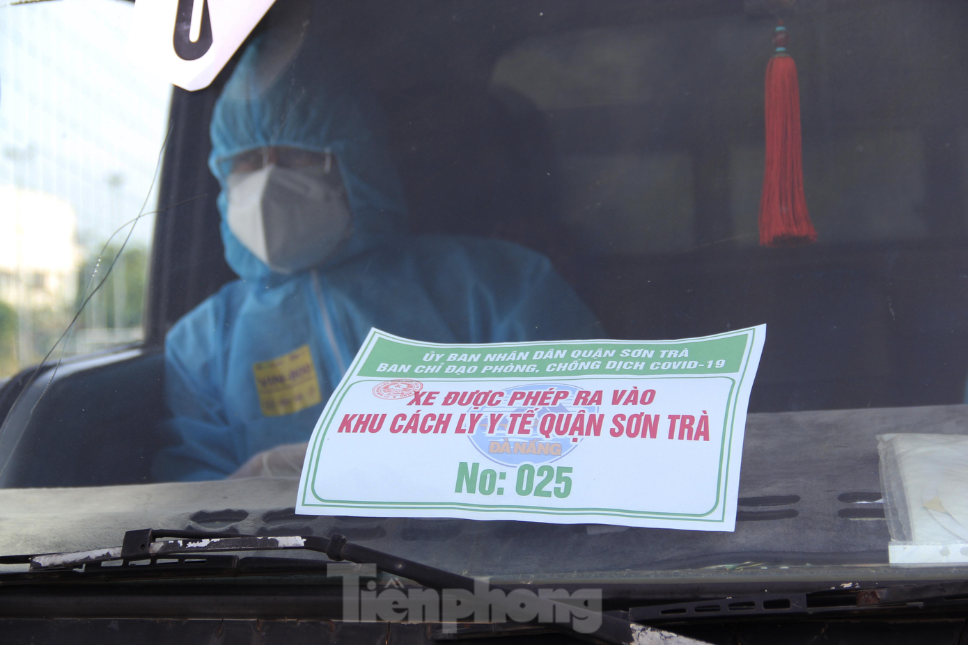 Hiện, Quận Sơn Trà đã tiến hành phong tỏa cứng 5 phường, tất cả các xe hàng ra vào phường phong tỏa đều phải có giấy đi đừng của UBND Quận cấp và đóng dấu.