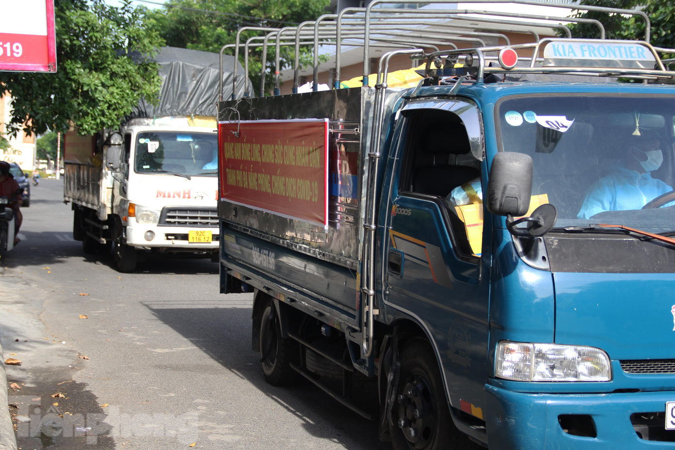 Sáng 10/8, 7 xe hàng chở hơn 25 tấn rau củ và 5 tấn gạo cùng các nhu yếu phẩm khác từ huyện Đại Lộc (Quảng Nam) đã tập kết tại Trung tâm văn hóa quận Sơn Trà (Đà Nẵng), chuẩn bị hỗ trợ bà con sống trong khu phong tỏa ở Đà Nẵng. Ảnh: Giang Thanh