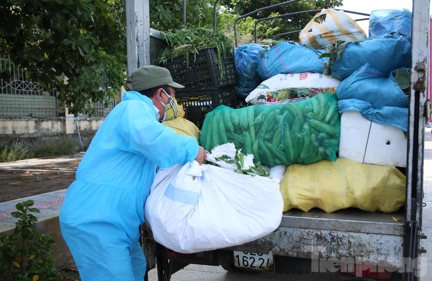 Sau khi tập kết, tất cả các xe từ Quảng Nam đều được đổi tài xế để tiếp tục vận chuyển hàng hóa vào các phường đang phong tỏa. Mỗi xe được phân bổ cho 1 phường. "Trong chiều hôm nay, toàn bộ số hàng hóa hỗ trợ sẽ được phân phát hết về cho các hộ dân", bà Hà khẳng định.