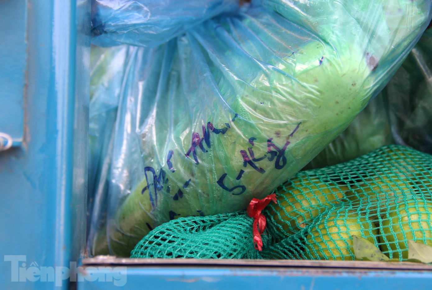 Các loại rau, củ được gói theo từng loại, bên ngoài bao bì ghi rõ tên, khối lượng... để tiện lợi cho việc phân chia, phát đến cho các hộ dân.
