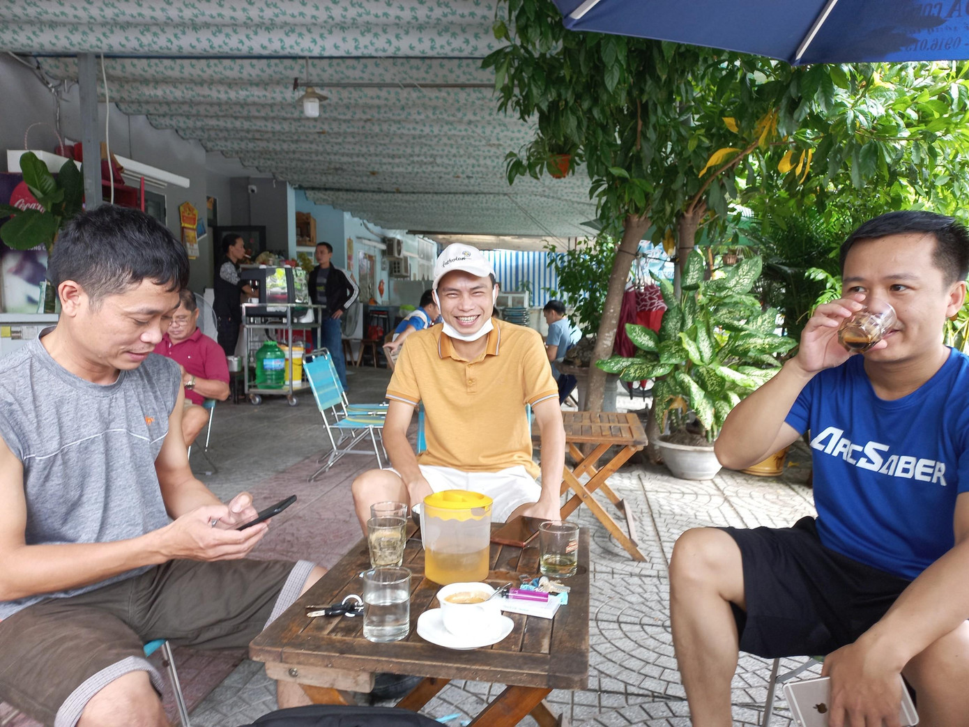 Đến khoảng 9h sáng, lượng khách tại các quán cafe đông đúc hơn. Mọi người thoải mái cafe, trò chuyện sau quãng thời gian dài các quán "đóng cửa cài then" để phòng, chống dịch bệnh.