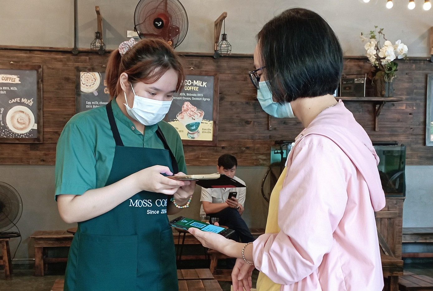 Nhiều quán cafe tiếp tục thực hiện nghiêm túc các quy định này, tiến hành quét mã QR cho tất cả khách hàng vào quán.