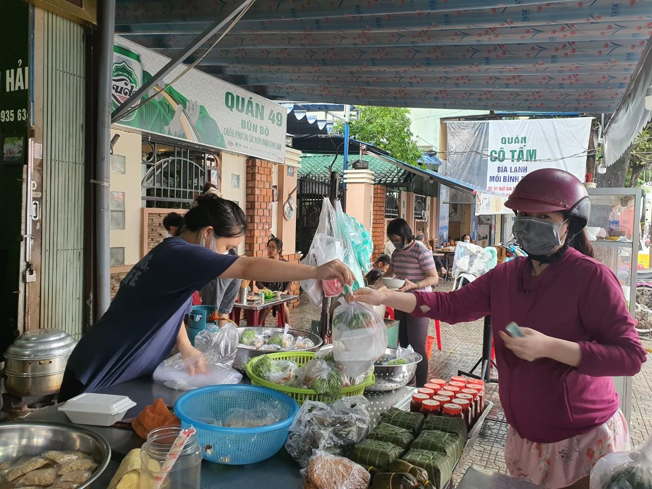 "Sáng nay, đa phần khách vẫn đến mua mang về chứ ít ngồi lại quán. Chúng tôi gói hàng không ngơi tay. Có lẽ một phần vì trời mưa lớn, một phần tâm lí người dân vẫn lo lắng vì tình hình dịch bệnh", nhân viên quán này cho hay.