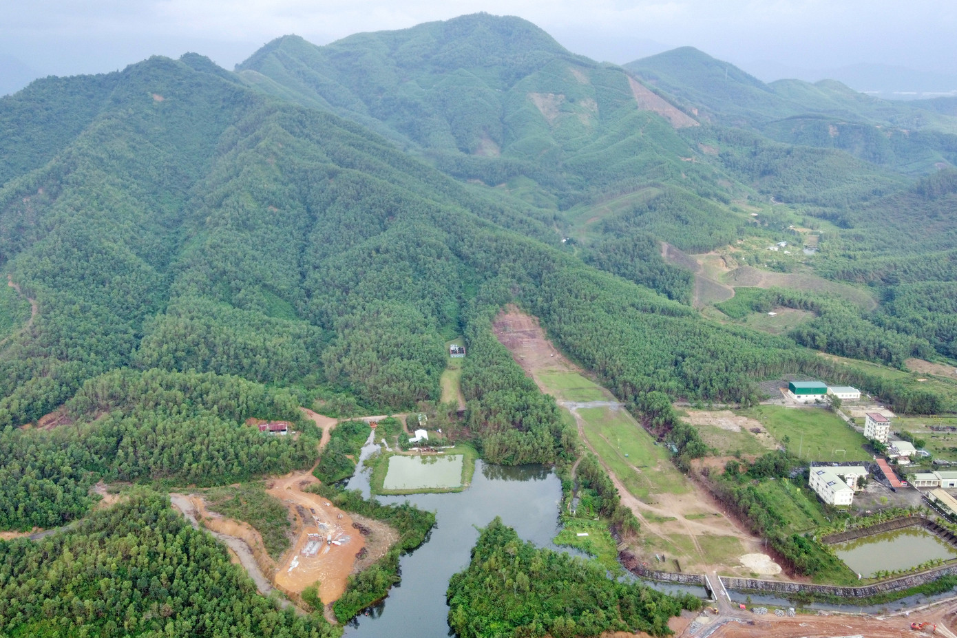 Bên cạnh đó, còn có khu chức năng thể dục thể thao dùng để phát triển sân goft với diện tích khoảng 202,5ha và khu chức năng lõi xanh trung tâm là khu quân sự, rừng hiện trạng, có định hướng thành một số công viên gắn với các hồ hiện trạng, nhóm nhà ở sườn đồi phía Bắc đường Hoàng Văn Thái mật độ thấp, hàng xóm hiện trạng.