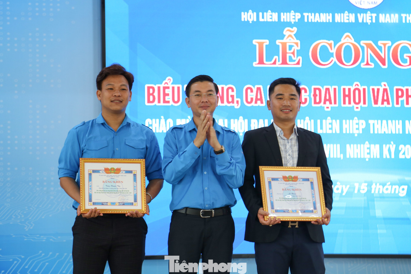 Hội LHTN TP Đà Nẵng trao bằng khen cho tác giả biểu trưng và tác giả ca khúc chính thức của Đại hội Hội LHTN TP Đà Nẵng trao bằng khen cho tác giả biểu trưng và tác giả ca khúc chính thức của Đại hội