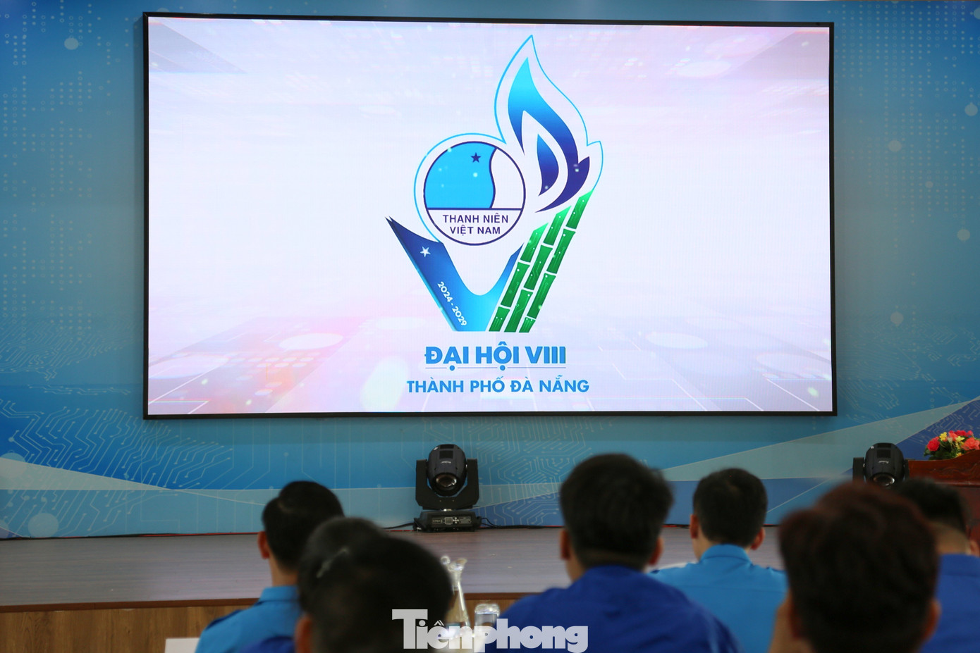 Biểu trưng Đại hội Đại biểu Hội LHTN Việt Nam TP. Đà Nẵng lần thứ VIII cách điệu từ hình ảnh ngọn lửa, cây tre và con thuyền. Ảnh: Giang Thanh Biểu trưng Đại hội Đại biểu Hội LHTN Việt Nam TP. Đà Nẵng lần thứ VIII cách điệu từ hình ảnh ngọn lửa, cây tre và con thuyền. Ảnh: Giang Thanh