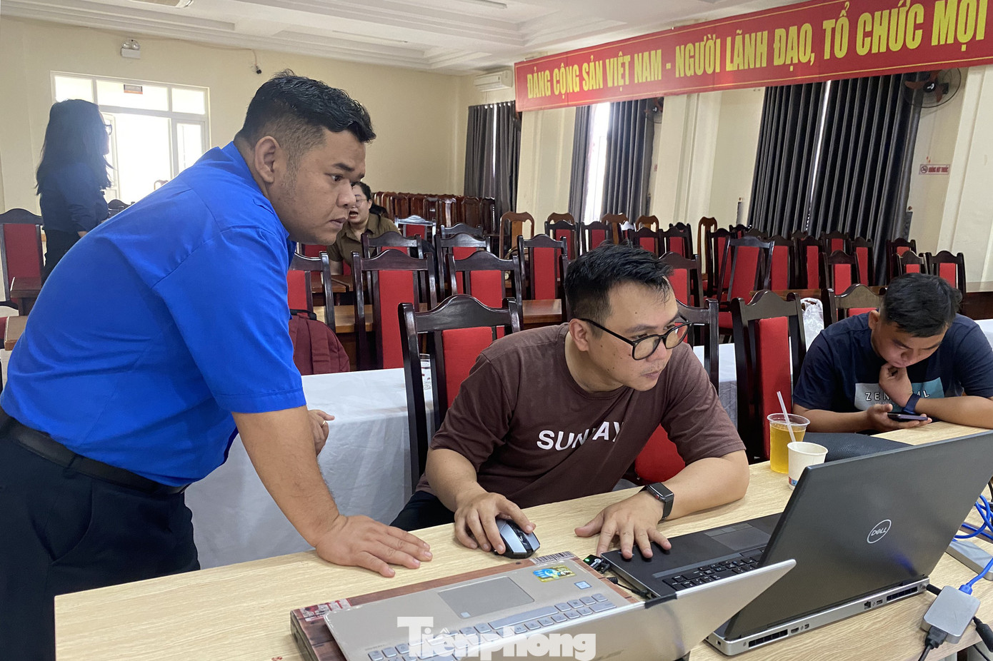 Chiều cùng ngày, BTC đã chạy thử kịch bản chương trình, kiểm tra kỹ thuật, đường truyền để đảm bảo chương trình diễn ra suôn sẻ