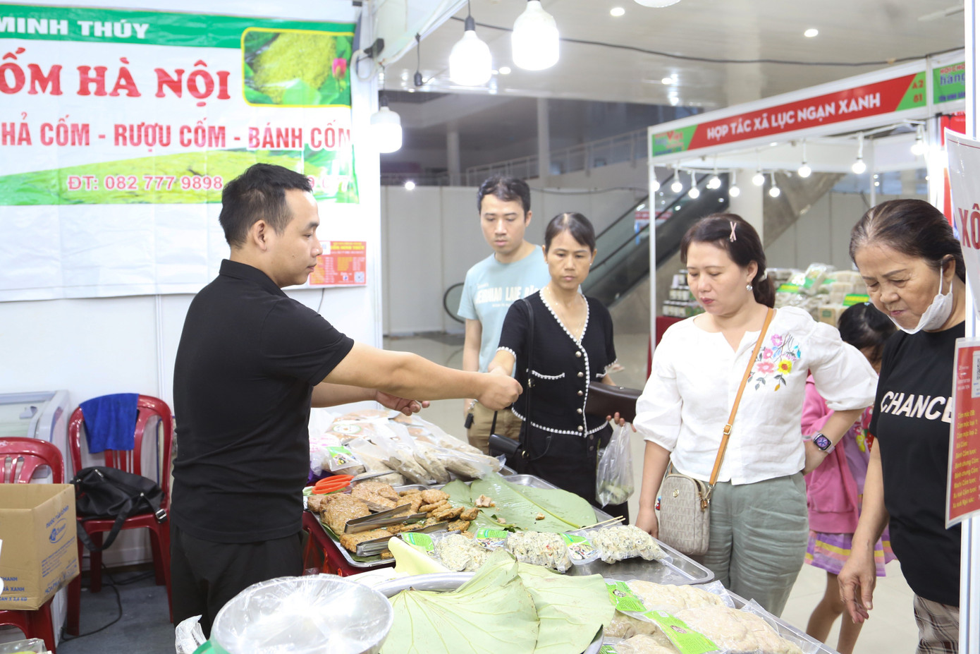 Các gian hàng thực phẩm chế biến sẵn thu hút các bà nội trợ. Các gian hàng thực phẩm chế biến sẵn thu hút các bà nội trợ.