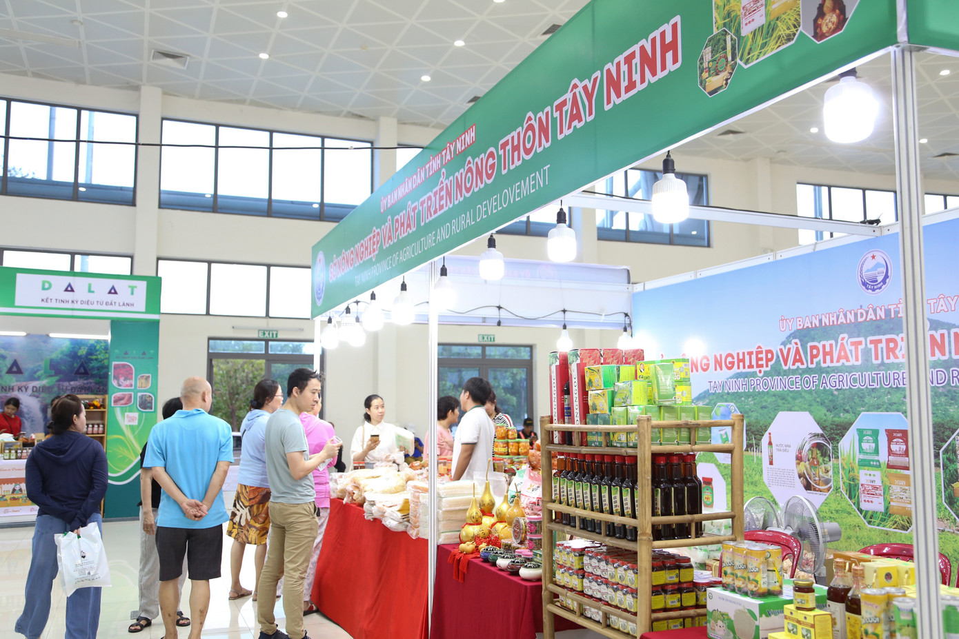 Hội chợ là cơ hội để người dân Đà Nẵng mua sắm sản phẩm, đặc sản chất lượng của các địa phương. Hội chợ là cơ hội để người dân Đà Nẵng mua sắm sản phẩm, đặc sản chất lượng của các địa phương.