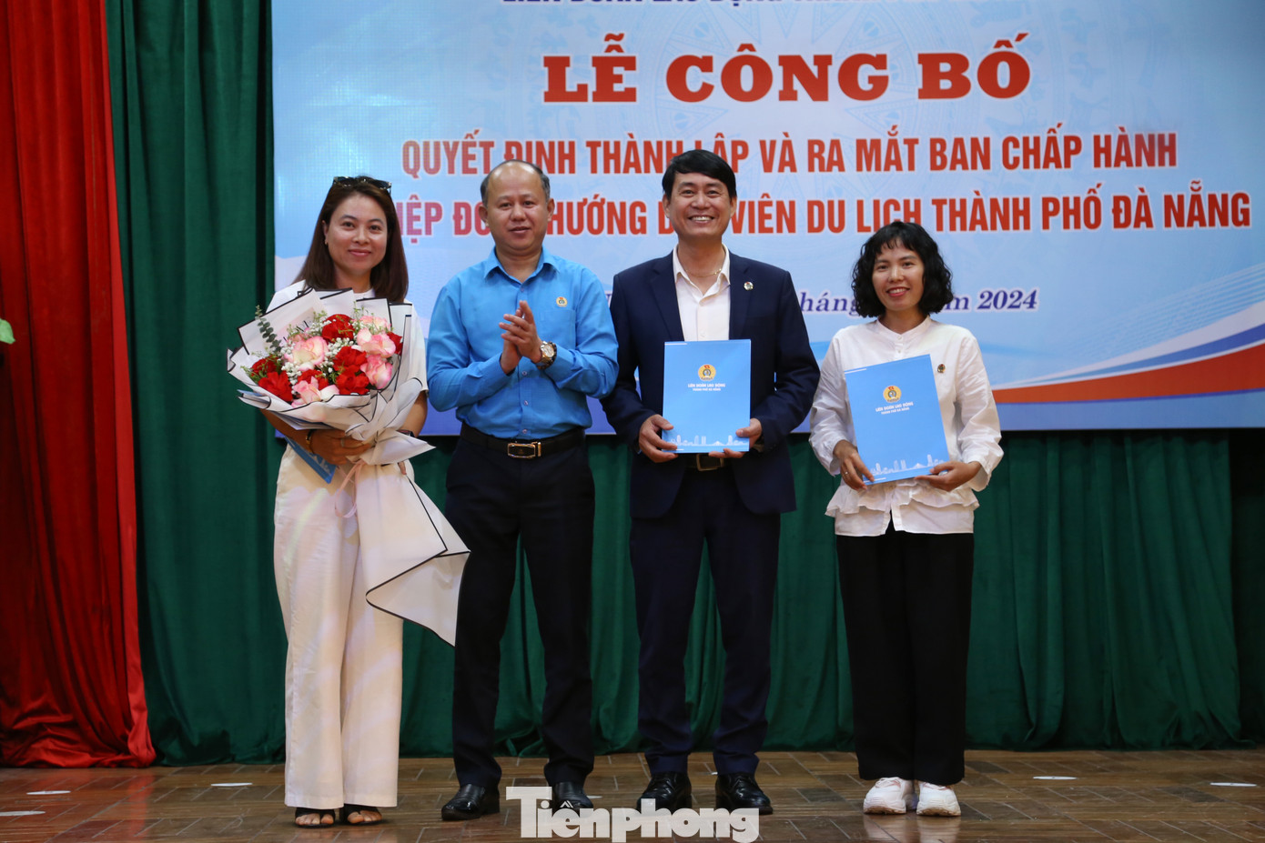 Đà Nẵng lần đầu có nghiệp đoàn hướng dẫn viên du lịch với 111 đoàn viên. Ảnh: Giang Thanh.