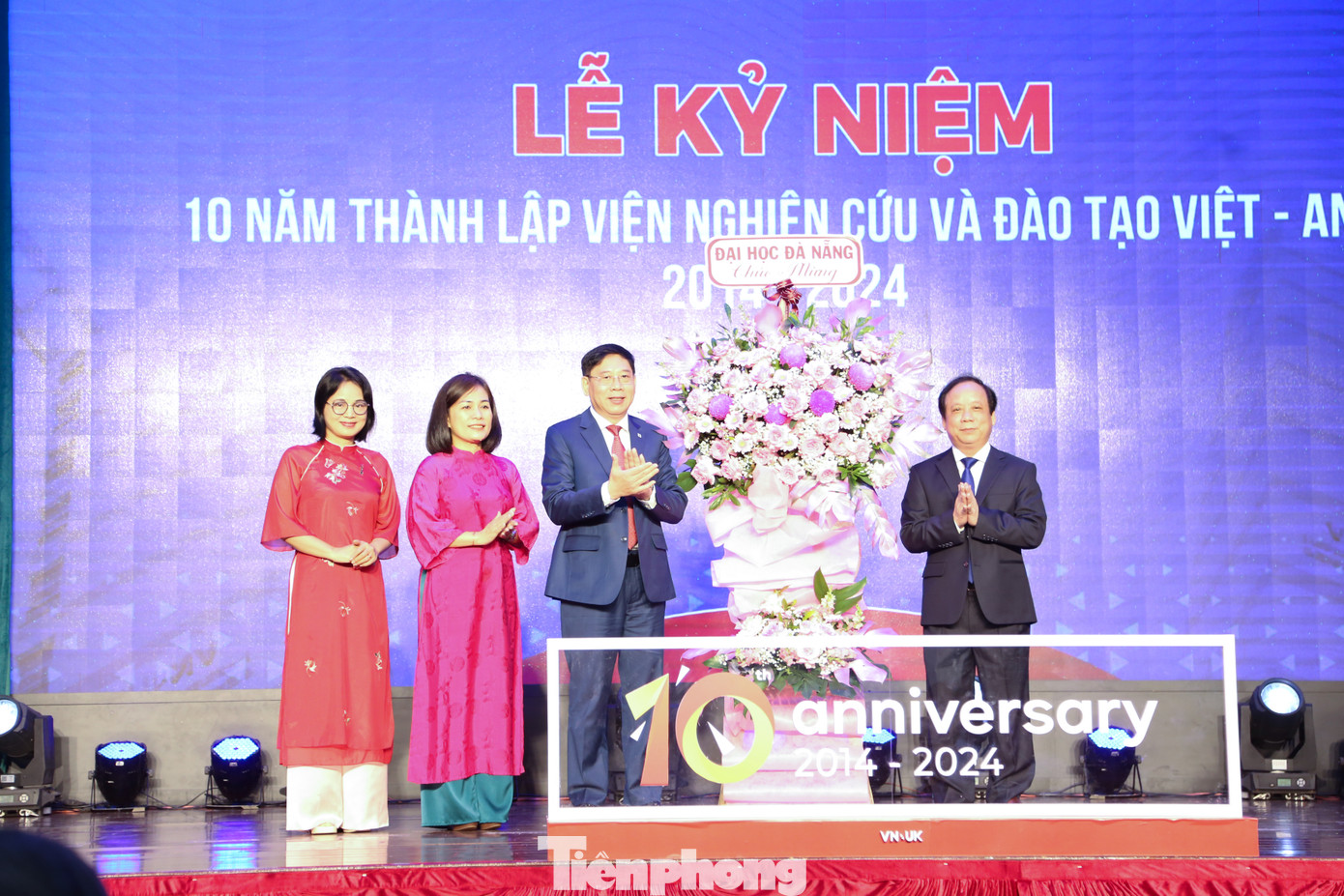 PGS.TS Nguyễn Ngọc Vũ, Giám đốc ĐH Đà Nẵng, tặng hoa chúc mừng 10 năm thành lập Viện PGS.TS Nguyễn Ngọc Vũ, Giám đốc ĐH Đà Nẵng, tặng hoa chúc mừng 10 năm thành lập Viện