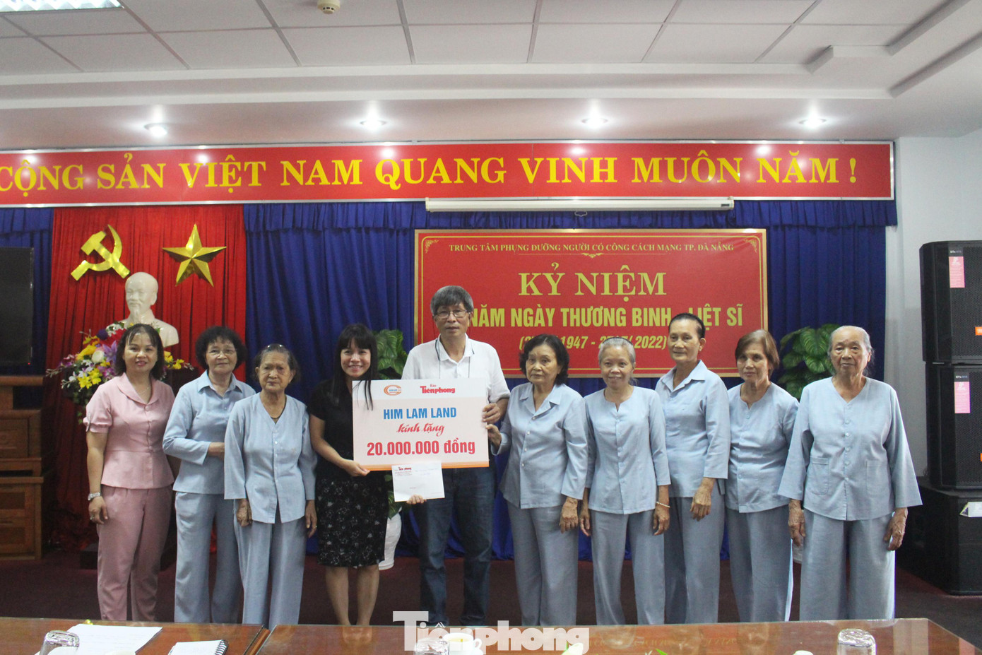 Nhà báo Trần Tuấn, Trưởng Đại diện Báo Tiền Phong tại miền Trung trao tặng 20 triệu đồng cho các cụ đang được chăm sóc tại Trung tâm phụng dưỡng người có công cách mạng TP Đà Nẵng