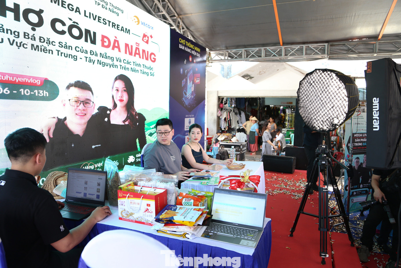 120 mặt hàng được lựa chọn đa dạng về chủng loại, mẫu mã, từ các đặc sản của Đà Nẵng như bánh dừa nướng, cá, mực khô, hải sản khô tẩm gia vị… đến các mặt hàng lưu niệm, sản phẩm OCOP, sản phẩm đặc trưng tiêu biểu của địa phương.